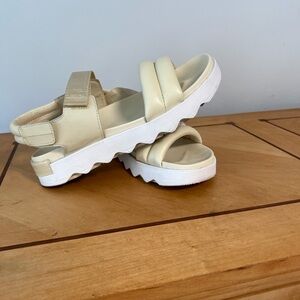Sorel VIIBE™ WOMEN'S FLAT SANDAL, Size 10, Color: Honey white/Sea Salt